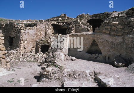 Vue rare des anciennes habitations à l'intérieur de la citadelle maintenant fermée et sous les inondations du barrage Ilisu, Hasankeyf sur le Tigre, province de Batman, sud-est de la Turquie Banque D'Images