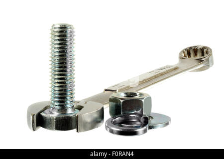 Plan macro sur une vis et une clé isolated on white Banque D'Images