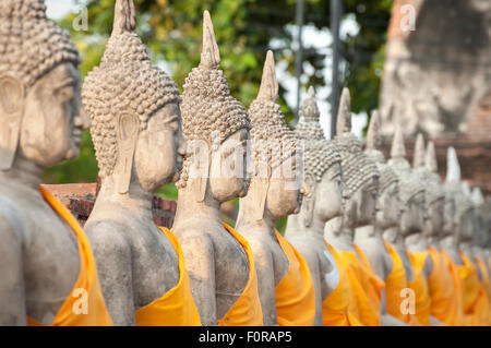 Statues de Bouddha en pierre du Wat Yai Chai Mongkhon, Ayutthaya, Thaïlande Banque D'Images