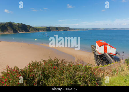 Avis de Tenby Wales UK de la côte et la baie de Carmarthen en été avec l'ancienne station de sauvetage Banque D'Images