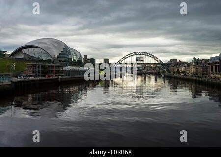 Tyne Bridge, Newcastle upon Tyne, avec la Coupe du Monde de Rugby 2015 Annonce de la ville hôte. Le Sage Gateshead est tourné. Banque D'Images