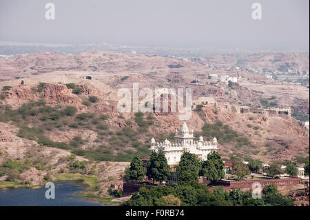 Jodhpur, Inde. Mausolée Jaswant Thada. Cénotaphe en marbre blanc, en mémoire du Maharaja. Paysage aride. Banque D'Images