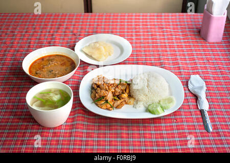 Repas à bord de la chiang mai à Bangkok, Thaïlande, train de nuit Banque D'Images