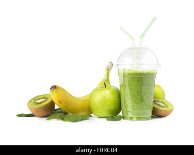 Tiré d'un smoothie vert coupé et isolé sur un fond blanc avec des fruits entiers et copiez l'espace. Banque D'Images