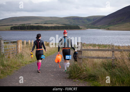 Réservoir d'Harlaw, parc régional Pentland Hills, Édimbourg, Écosse, Royaume-Uni. 20 août, 2015. La météo n'est pas typique pour l'été, 17°C. Par temps venteux et pluvieux après-midi groupe de nageurs se prépare à nager dans l'eau froide dans le réservoir Harlaw. L'endroit commence à être populaire pour les membres de la natation depuis les triathlètes Pentland a commencé à tenir des séances de formation. Credit : Joanna Tkaczuk/Alamy Live News Banque D'Images