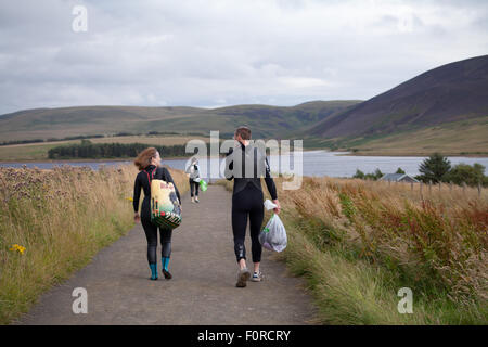 Réservoir d'Harlaw, parc régional Pentland Hills, Édimbourg, Écosse, Royaume-Uni. 20 août, 2015. La météo n'est pas typique pour l'été, 17°C. Par temps venteux et pluvieux après-midi groupe de nageurs se prépare à nager dans l'eau froide dans le réservoir Harlaw. L'endroit commence à être populaire pour les membres de la natation depuis les triathlètes Pentland a commencé à tenir des séances de formation. Credit : Joanna Tkaczuk/Alamy Live News Banque D'Images