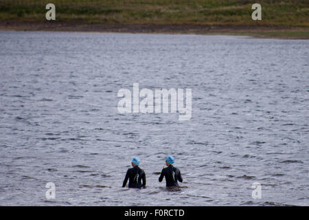 Réservoir d'Harlaw, parc régional Pentland Hills, Édimbourg, Écosse, Royaume-Uni. 20 août, 2015. La météo n'est pas typique pour l'été, 17°C. Par temps venteux et pluvieux après-midi groupe de nageurs se prépare à nager dans l'eau froide dans le réservoir Harlaw. L'endroit commence à être populaire pour les membres de la natation depuis les triathlètes Pentland a commencé à tenir des séances de formation. Credit : Joanna Tkaczuk/Alamy Live News Banque D'Images