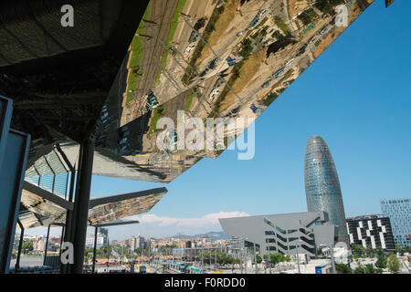 La tour Agbar, Design Museum,plafond en miroir de Els Encants marché aux puces en plein air, les fournisseurs et les produits de seconde main, Barcelone, Espagne Banque D'Images