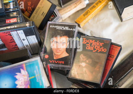Enrique Iglesias Cassettes,y compris en vente, Els Encants marché aux puces en plein air, les fournisseurs et les produits de seconde main, Barcelone, Espagne Banque D'Images