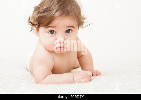 Portrait of cute baby boy, huit mois, close-up Banque D'Images