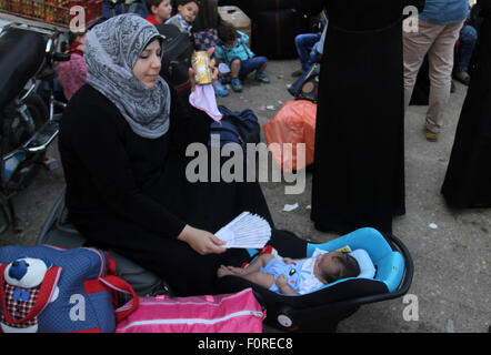 Rafah, bande de Gaza, territoire palestinien. 20e Août, 2015. Les Palestiniens se rassemblent à la frontière de Rafah dans le sud de la bande de Gaza alors qu'ils attendent la permission d'entrer en Égypte le 20 août 2015. Des hommes armés à l'Egypte sont montés à bord d'un bus transportant des Palestiniens du Caire à Gaza et saisi quatre des passagers avant de laisser les autres continuer, les responsables du Hamas dans la bande de Gaza a déclaré Crédit : Abed Rahim Khatib/APA/Images/fil ZUMA Alamy Live News Banque D'Images