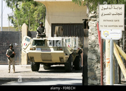 Rafah, bande de Gaza, territoire palestinien. 20e Août, 2015. Des soldats égyptiens montent la garde devant la porte à l'Égyptienne frontalier de Rafah dans le sud de la bande de Gaza, le 20 août 2015. Des hommes armés à l'Egypte sont montés à bord d'un bus transportant des Palestiniens du Caire à Gaza et saisi quatre des passagers avant de laisser les autres continuer, les responsables du Hamas dans la bande de Gaza a déclaré Crédit : Abed Rahim Khatib/APA/Images/fil ZUMA Alamy Live News Banque D'Images