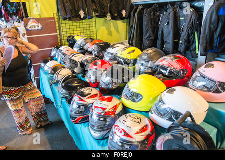 La motorbike helmets en vente à Els Encants marché aux puces en plein air, les fournisseurs et les produits de seconde main, Barcelone, Espagne Banque D'Images
