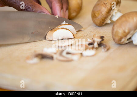 Black Man Chopping Mushrooms Banque D'Images