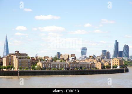 Une vue sur les toits de la ville de Londres, y compris le tesson, cornichon, Cheesegrater Talkie Walkie et bâtiments. Comme vu de Canary Wharf Banque D'Images