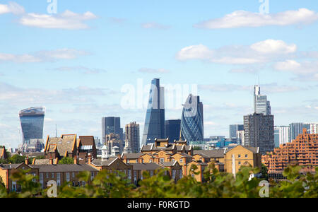 Le quartier financier de Londres sur les toits de la ville, y compris le Gherkin, Cheesegrater Talkie Walkie et bâtiments, avec des arbres verts au premier plan. Banque D'Images