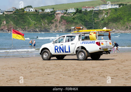 Véhicule de la RNLI sur la plage à Bigbury dans South Hams, Devon Banque D'Images