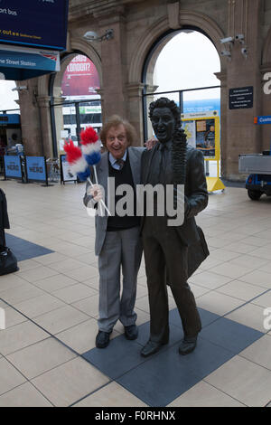 Ken Dodd, Liverpool's 'Squire de Knotty Ash', se trouve à côté de sa statue lors d'une visite à la gare de Lime Street dans la ville. Banque D'Images