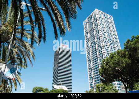 Œuvres d'art, exposées en Olimpic,district, à la base des Twin Towers de Torre Mapfre tour de bureaux et l'Hôtel Arts, Banque D'Images