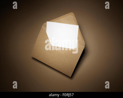 Tiré d'un morceau de papier dans une enveloppe brune, qui semble être une invitation ou autres brève communication, with copy space Banque D'Images