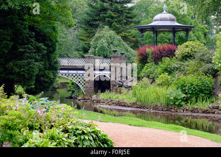 La rivière Wye et kiosque dans le pavillon des Jardins A Victorian park et jardins de Buxton, Derbyshire Banque D'Images