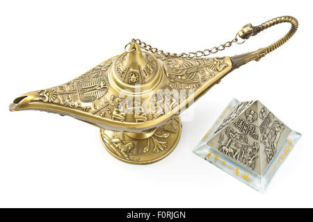 Genie magique et lampe pyramide laiton isolated on white Banque D'Images