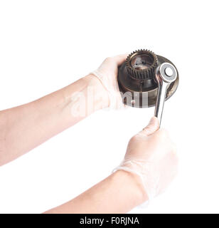 Worker's male hands holding engine's fragment Banque D'Images