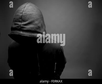Shot de des jeunes portant haut à capuchon en noir et blanc, offset pour permettre copy space Banque D'Images