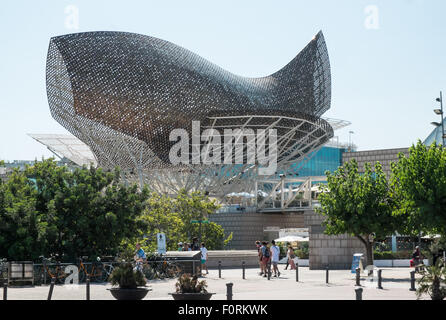 Le poisson de Barcelone ou une grande sculpture Peix, par le célèbre architecte Frank Gehry.Port Olympique de Barcelone zone,Catalan,Espagne Banque D'Images