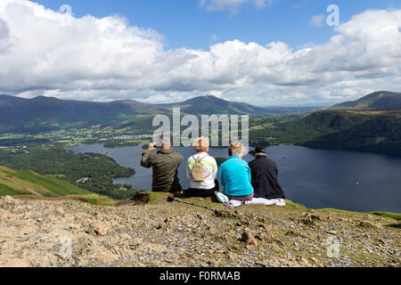 Quatre personnes appréciant la vue sur Derwent Water du sommet de Catbells, Lake District Cumbria UK Banque D'Images