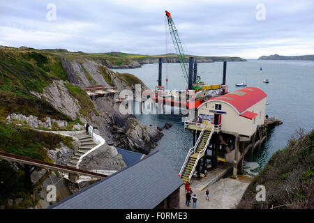 La construction de la nouvelle station de sauvetage à St Justinians sur la côte de Pembrokeshire avec l'ancienne gare de son droit Banque D'Images
