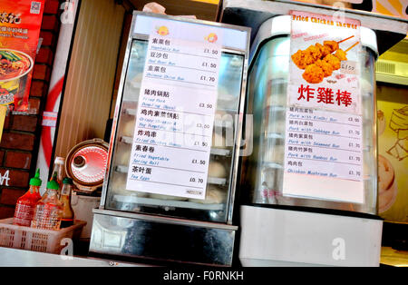 Londres, Angleterre, Royaume-Uni. Chinatown - menu d'aliments de rue dans la rue Gerrard Banque D'Images