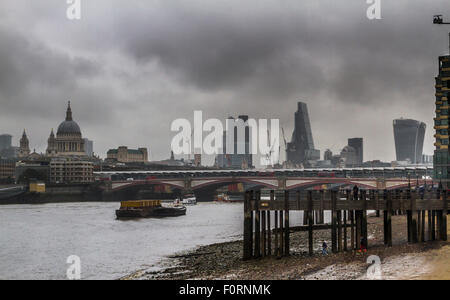 La Tamise à marée basse sur la rive sud avec la cathédrale St Pauls et la City of London Skyline, Londres, Royaume-Uni Banque D'Images