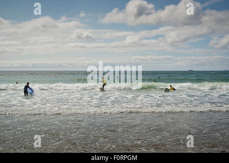 Surfeurs de Carrowniskey Strand beach, Kenmare, Comté de Mayo, Irlande Banque D'Images