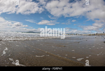 Surfeurs de Carrowniskey Strand beach, Kenmare, Comté de Mayo, Irlande Banque D'Images