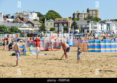 Les vacanciers sur la plage de Viking Bay à Broadstairs, Kent. Banque D'Images