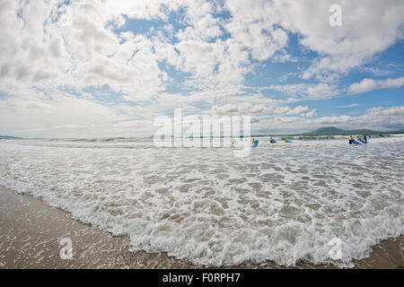 Surfeurs de Carrowniskey Strand beach, Kenmare, Comté de Mayo, Irlande Banque D'Images