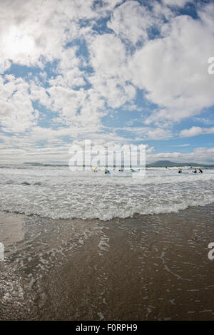 Surfeurs de Carrowniskey Strand beach, Kenmare, Comté de Mayo, Irlande Banque D'Images