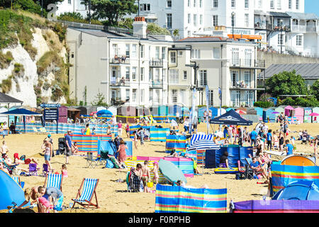 Les vacanciers sur la plage de Viking Bay à Broadstairs, Kent. Banque D'Images