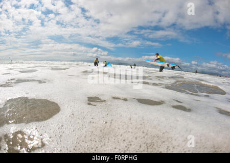 Surfeurs de Carrowniskey Strand beach, Kenmare, Comté de Mayo, Irlande Banque D'Images