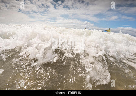 Surfeurs de Carrowniskey Strand beach, Kenmare, Comté de Mayo, Irlande Banque D'Images