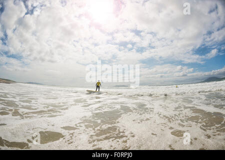 Surfeurs de Carrowniskey Strand beach, Kenmare, Comté de Mayo, Irlande Banque D'Images