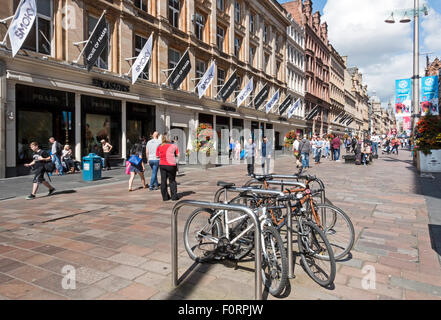 Buchanan Street à Glasgow en Écosse avec rack à vélo et House of Fraser shop windows Banque D'Images