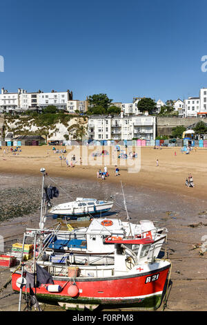 Bateaux à marée basse à Broadstairs dans le Kent. Banque D'Images