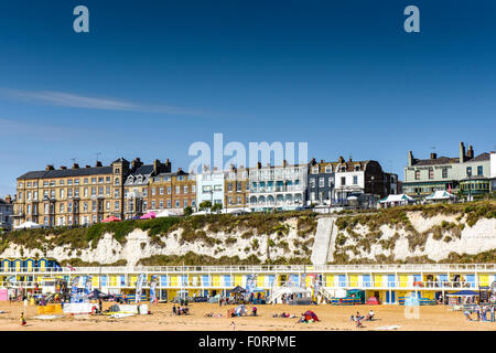 Le front de mer et la plage de propriétés dans la baie Viking Broadstairs, Kent. Banque D'Images