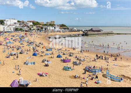 Les vacanciers sur la plage de Viking Bay à Broadstairs, Kent. Banque D'Images