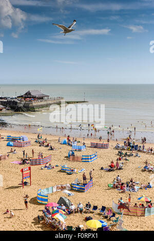 Les vacanciers sur la plage de Viking Bay à Broadstairs, Kent. Banque D'Images