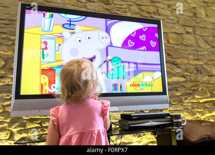 La télévision pour enfants montres d'un tout-petit. Banque D'Images