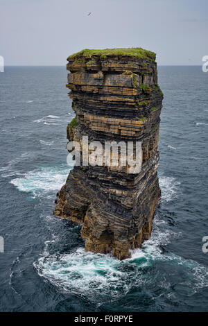 Dún Briste pile la mer à Downpatrick Head, dans le comté de Mayo, Irlande Banque D'Images