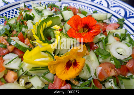 Salade du jardin avec fleurs comestibles, les Pays-Bas Banque D'Images